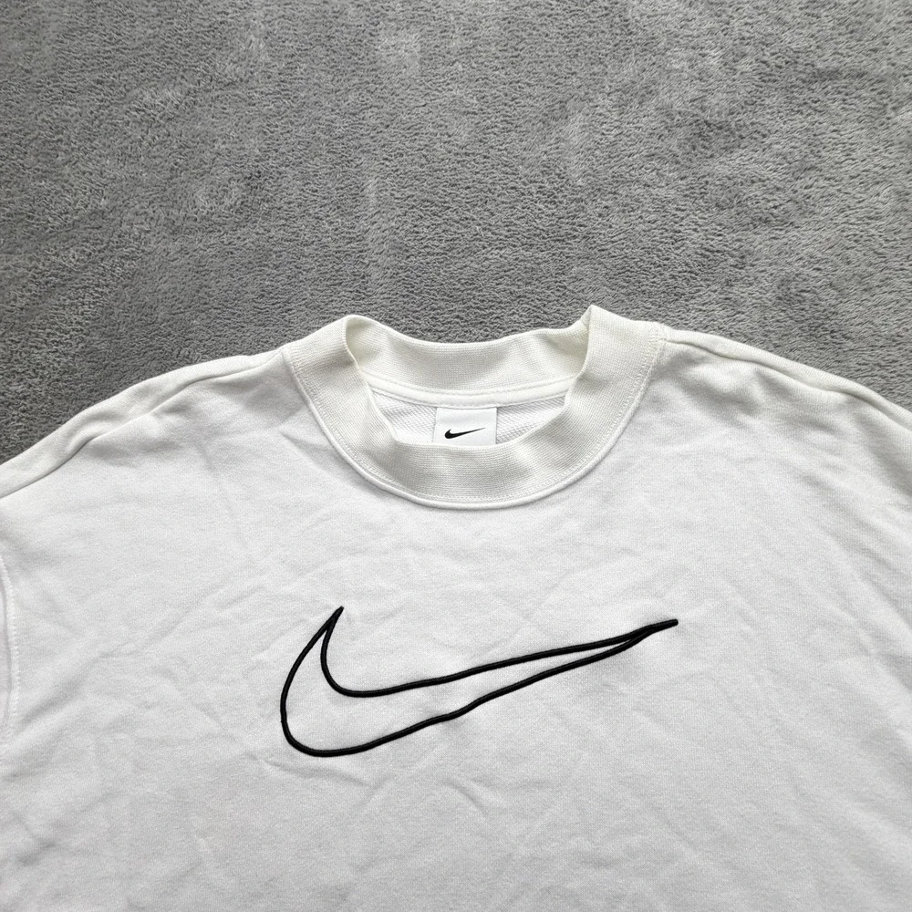 Nike Sweatshirt Womens M White Pullover Dri-FIT Swoosh Graphic‎ DQ5542-100